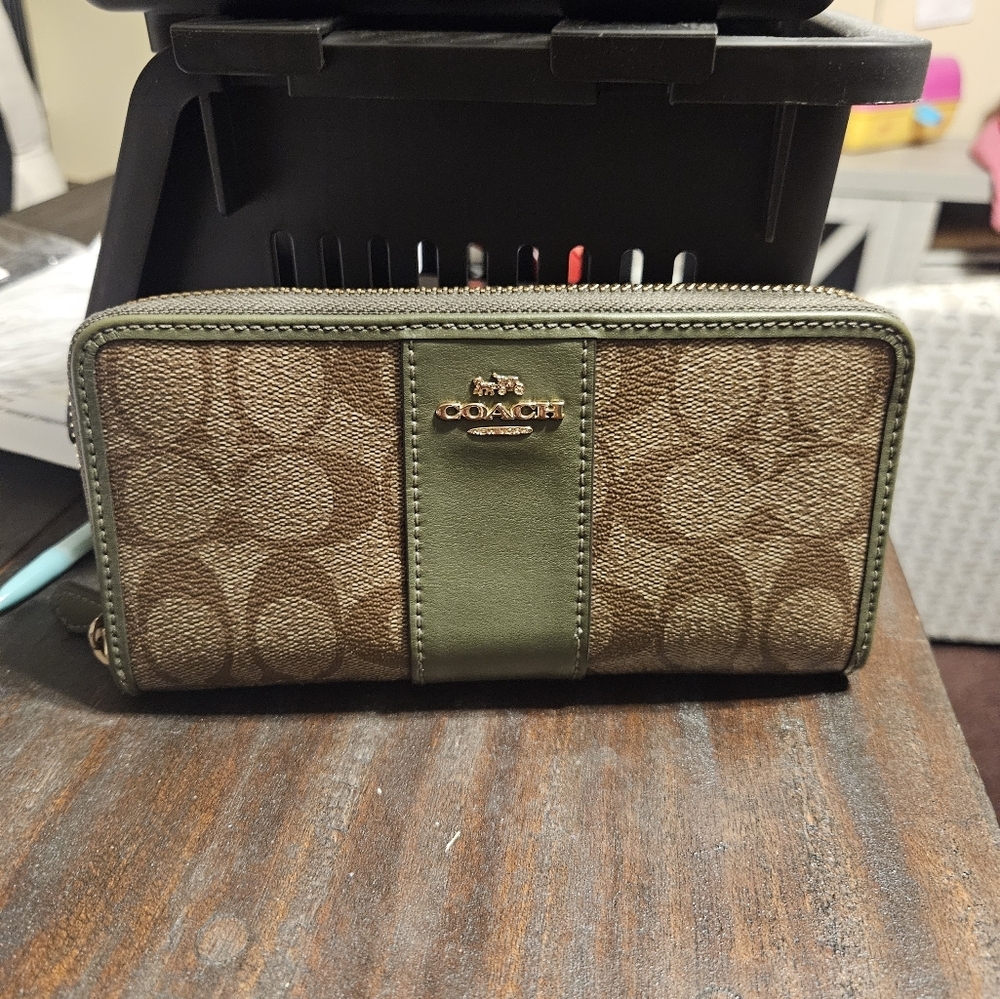 Coach Signature Accordion Zip Wallet Like New!